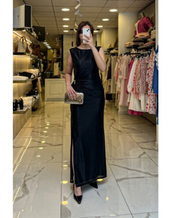 Ekol Siyah Aksesuar Detaylı Yırtmaçlı Abiye Elbise