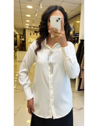 Moda İlgi Beyaz Broş Detaylı Gömlek