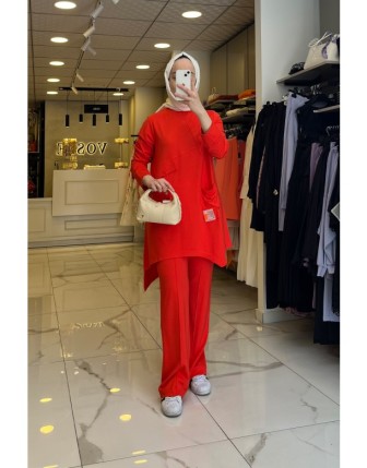 Tığ Triko Kırmızı Asimetrik Kesimli Aksesuar Detaylı Takım