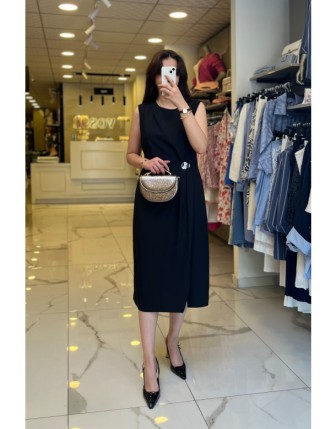 Mi Siyah Aksesuar Detaylı Drapeli Elbise