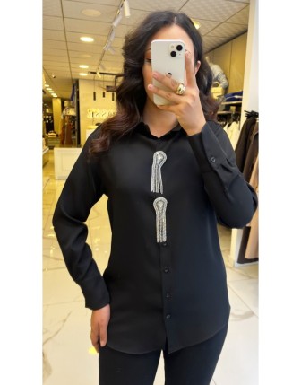 Moda İlgi Siyah Broş Detaylı Gömlek