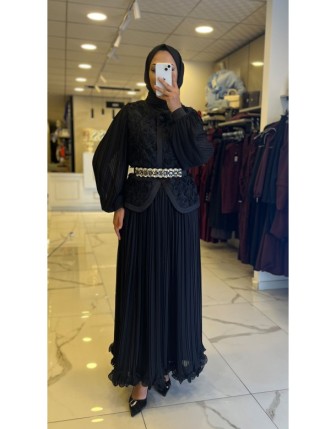 Gazella Siyah Kemer Detaylı Güllü Etekli Takım 