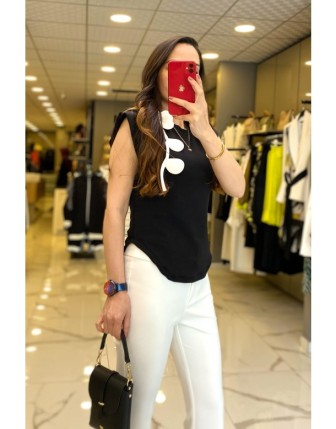 OnFashıon Siyah  Broş Detaylı Tişört