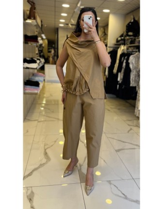 Bize Camel Dik Yaka Yırtmaç Detaylı Büzgülü Takım