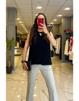 On Fashion Siyah Sıfır Yaka Yırtmaç Detaylı Bluz