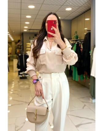 Hukka Bej Cepleri Küpür Detaylı Yakası Taşlı Bluz