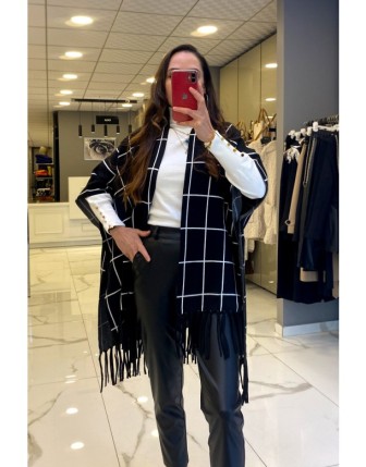 On Fashion Siyah Kare Desenli Püsküllü Panço