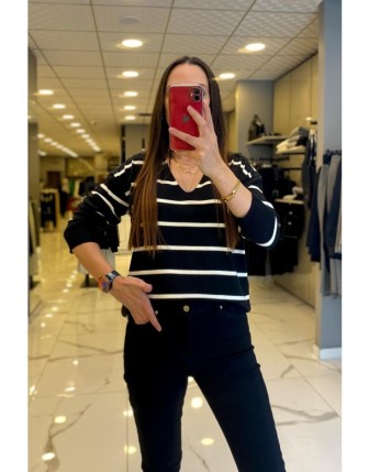 On Fashion Siyah Çizgili Kendinden V Polo Yaka Bluz 