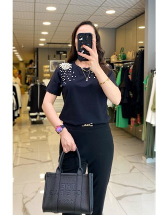 On Fashıon Siyah Yakası İnci İşlemeli Kısa Kollu Tişört