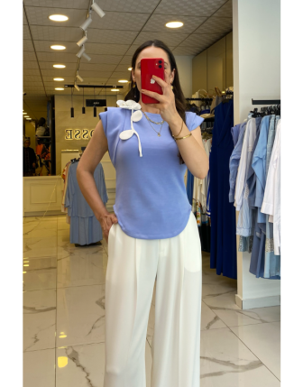 On Fashıon Mavi Broş Detaylı Tişört