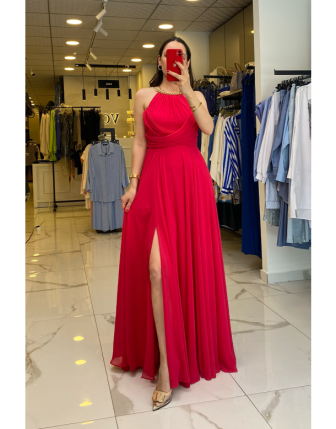 Mi Fuşya Yırtmaçlı Gold Zincir Detaylı Straplez Şifon Elbise