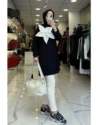 On Fashıon Siyah Yakası Gül  Detaylı Tunik